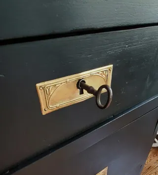 Cómoda negra antigua