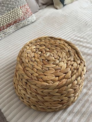 Cesto de mimbre decorativo