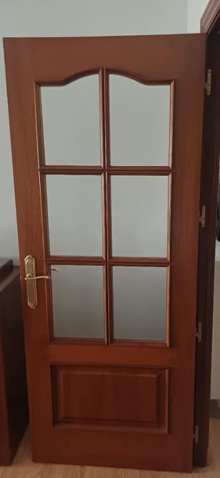 Puerta madera maciza con cristal