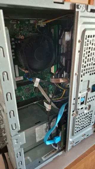 Torre PC Ryzen 3 2200G Radeon Vega