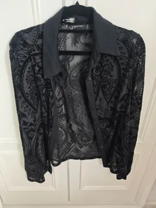 Blusa negra con estampado floral