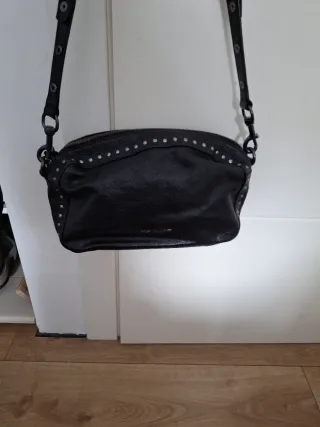 Bolso de piel negro con tachuelas