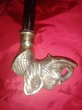 Antiguo bastón con empuñadura de elefante