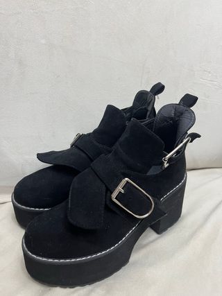 Botines negros con hebilla y plataforma