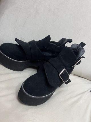 Botines negros con hebilla y plataforma