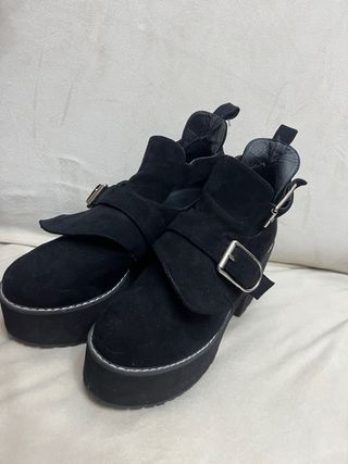 Botines negros con hebilla y plataforma