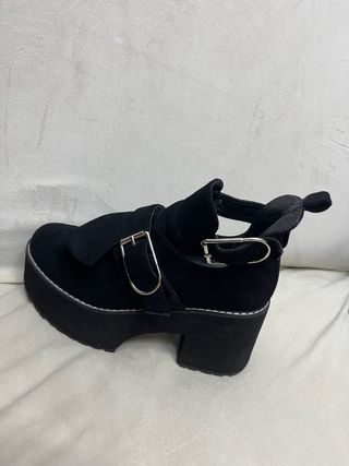 Botines negros con hebilla y plataforma
