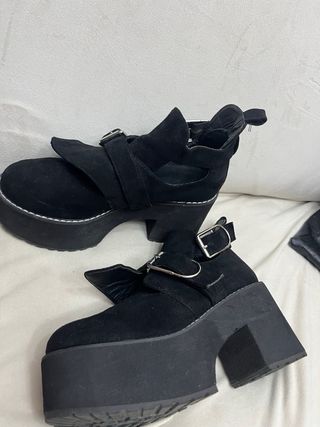 Botines negros con hebilla y plataforma