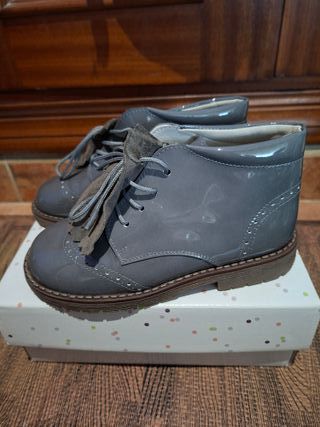 Zapatos niño Talla 28 y 21 (un solo uso)