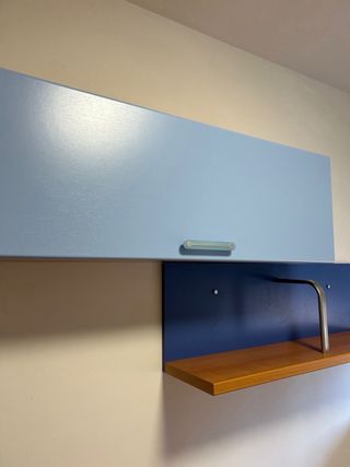 Scrivania in legno con cassetti e 2 mensole