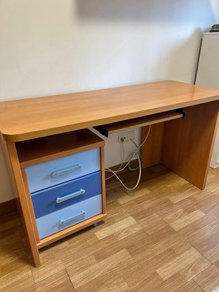 Scrivania in legno con cassetti e 2 mensole