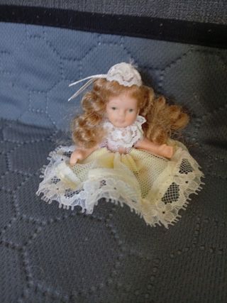 Muñeca de porcelana sentada