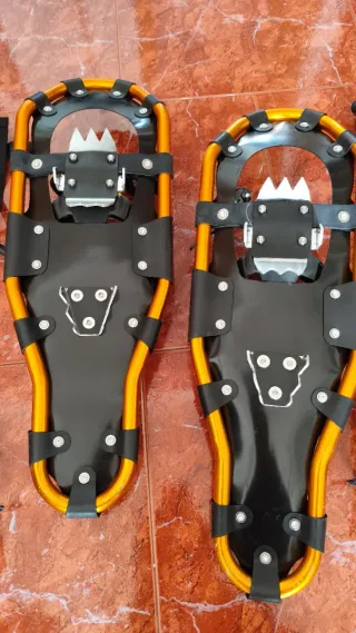 Raquetas de Nieve y Bastones Nuevos