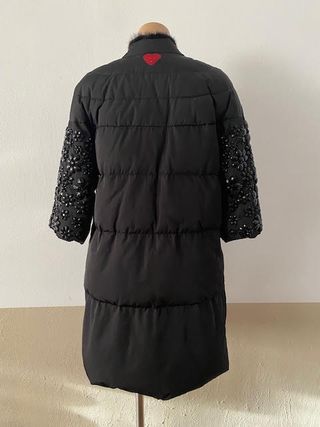 Plumífero negro Twin-Set con pedrería