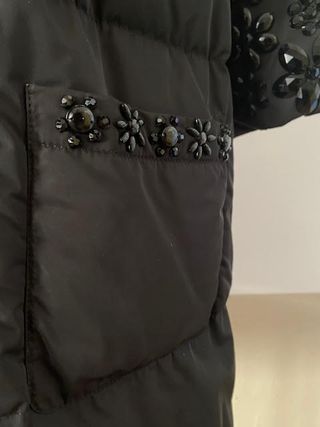 Plumífero negro Twin-Set con pedrería