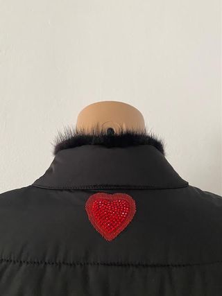 Plumífero negro Twin-Set con pedrería