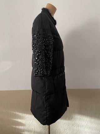 Plumífero negro Twin-Set con pedrería