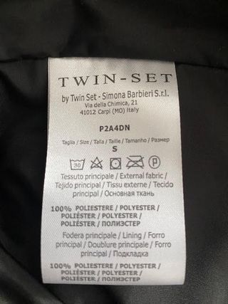 Plumífero negro Twin-Set con pedrería