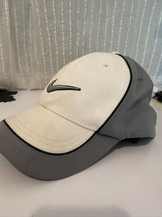 Gorra Nike Gris y Blanca