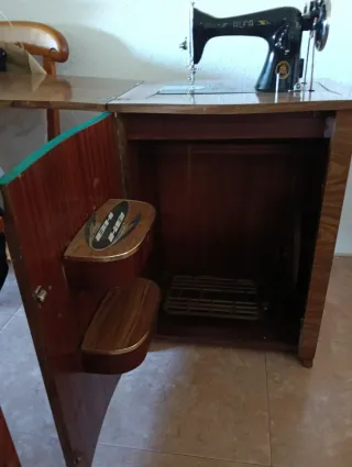 Máquina de coser Alfa con mueble