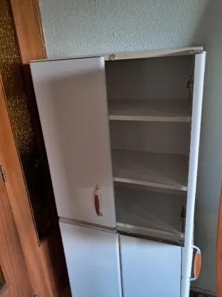 Dos armario de cocina blancos.