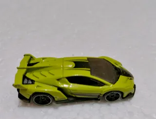 Lamborghini Veneno hotwheels no Bburago