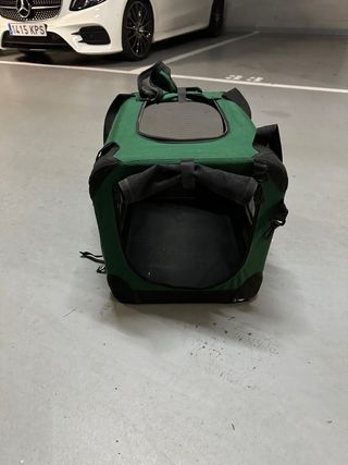 Traspontín para animales verde y negro