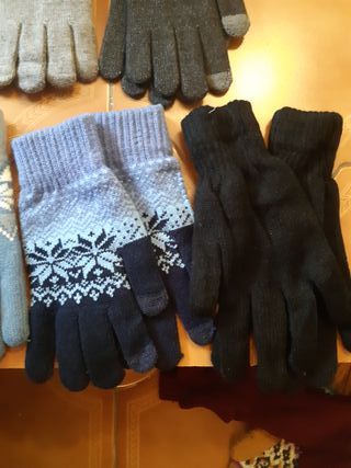 Guantes de lana negros y azules