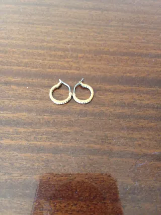 Pendientes oro bajo con detalles brillantes