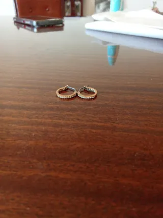 Pendientes oro bajo con detalles brillantes