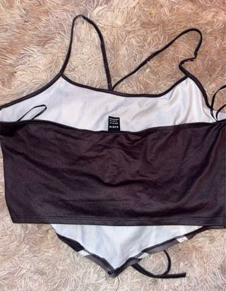 Top estilo halter con estampado abstracto