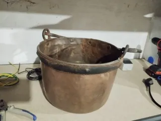 Caldero antiguo de bronce con asa.