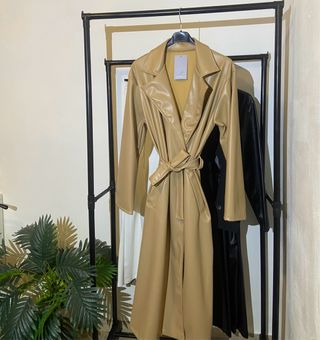 Gabardina beige efecto piel nueva
