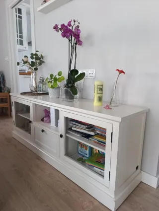 Mueble TV blanco con puertas de cristal
