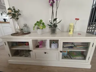 Mueble TV blanco con puertas de cristal