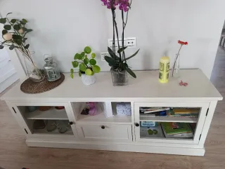 Mueble TV blanco con puertas de cristal