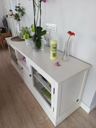 Mueble TV blanco con puertas de cristal