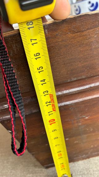 Jardinera de madera marrón y roja