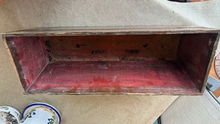 Jardinera de madera marrón y roja