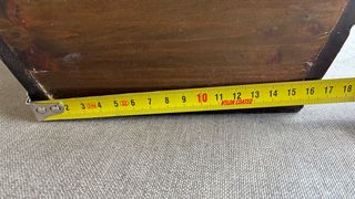 Jardinera de madera marrón y roja