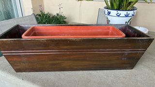 Jardinera de madera marrón y roja