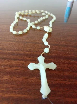 Rosario transparente que brilla en la oscuridad.,.