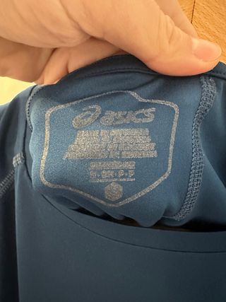 Camiseta Asics para correr azul y plateada