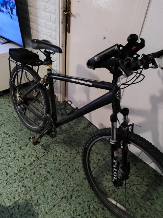 Bicicleta de montaña negra