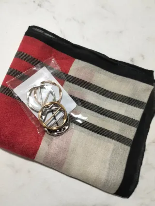 Sciarpa con fermaglio