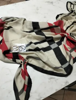 Sciarpa con fermaglio