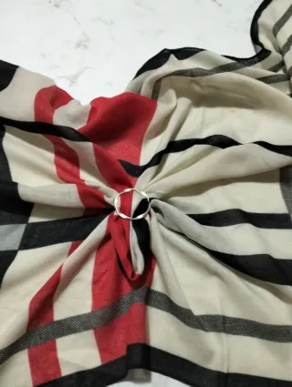 Sciarpa con fermaglio