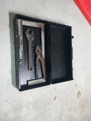 Lote herramientas + caja metálica