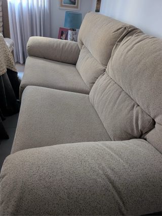 Sofá de tela beige