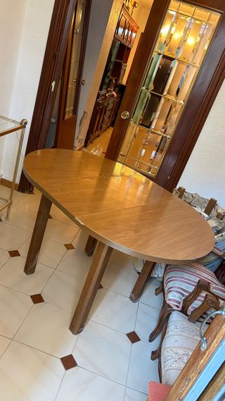 Mesa de comedor ovalada de madera